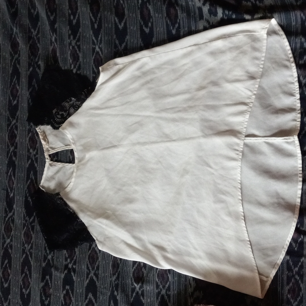 Blouse with lace sleeves
